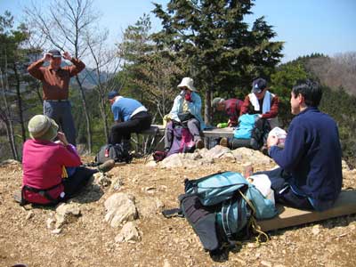 山頂で憩うメンバーの写真