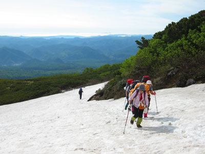 雪渓を登るメンバーの写真