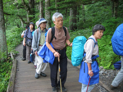 遊歩道を歩くメンバーの写真NO.1