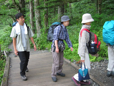 遊歩道の上を歩くメンバーの写真NO.2