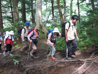 山野井さんがサポートして登っている写真NO.1