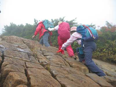 岩場を登るメンバーの写真