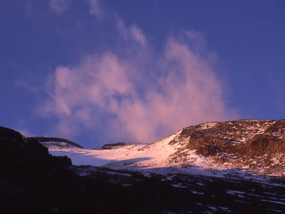 雲が流れる山頂の写真