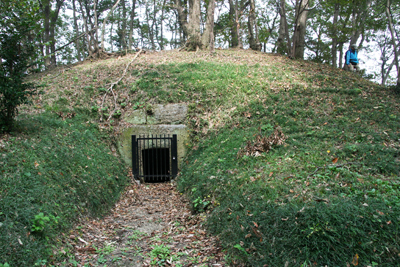 丸塚古墳の石室への入口の写真