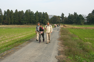 田んぼの中のっみちを歩いている写真