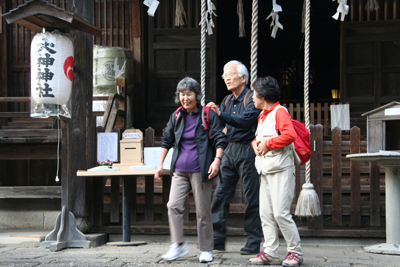 大神神社でお参りを終えたＨさん夫妻とＯさんの写真