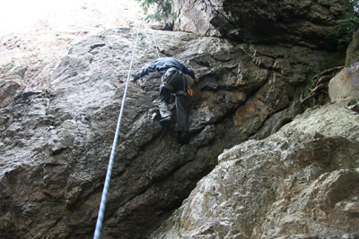 女岩南面中央部の４級－くらいのルートを登るKさんの写真