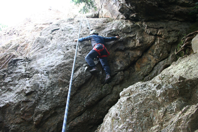 女岩南面中央部の４級－くらいのルートを登るYoさんの写真