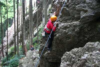 女岩南面３級ルートの左側を登るNtさんの写真