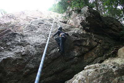 女岩南面中央部の４級－くらいのルートを登るUさんの写真