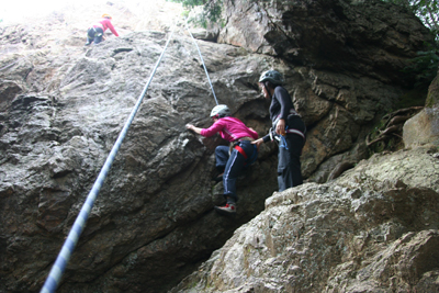 女岩南面中央部の４級－くらいのルートを登るYuさんの写真