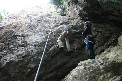 女岩南面中央部の４級－くらいのルートを登るTさんの写真