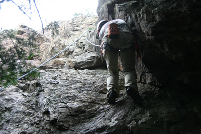 女岩南面一番右側のレイバックルートを登るTさんの写真