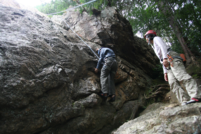 女岩南面一番右側のレイバックルートを登るKさんの写真