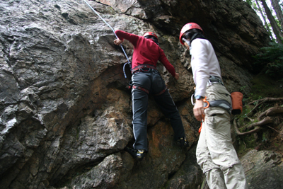 女岩南面一番右側のレイバックルートを登るMさんの写真