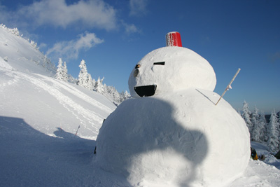 西穂山荘前の大きな雪だるまの写真
