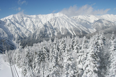 展望台から見た抜戸岳と笠ヶ岳の写真