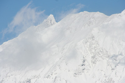 展望台から見た槍ヶ岳と大喰岳の写真