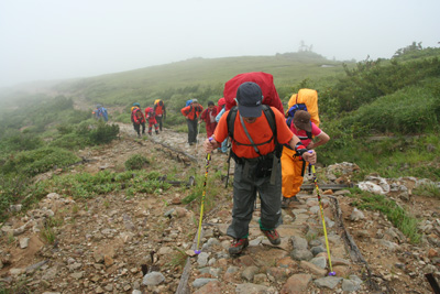 三角点から整備された登山道を歩いている写真