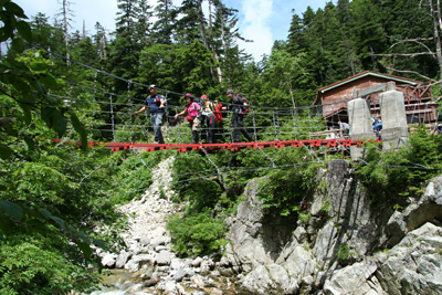 吊り橋を渡っている写真