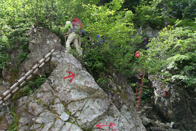 吊り橋の後のハシゴや岩場を下っている写真