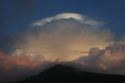 祖父岳の上に広がった原爆雲のような不気味な雲の写真