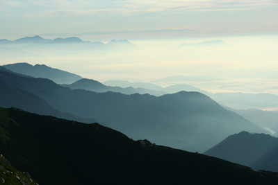 朝の霞の中に浮かぶ妙高山方面の写真