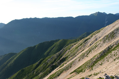 大天井岳から燕岳までの稜線の写真