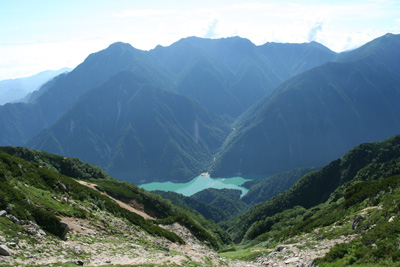 高瀬ダム湖と唐沢岳、餓鬼岳の写真