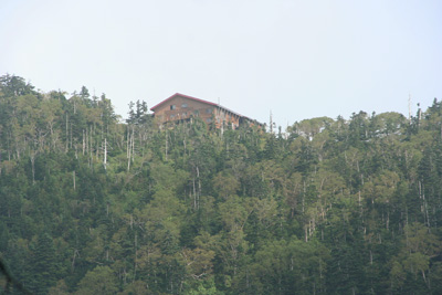 西穂山荘への登りから見えた西穂山荘の写真