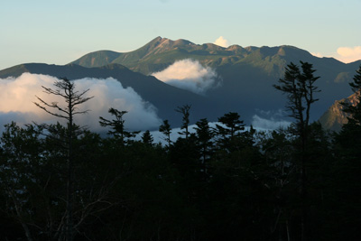西穂山荘から見た早朝の乗鞍岳の写真