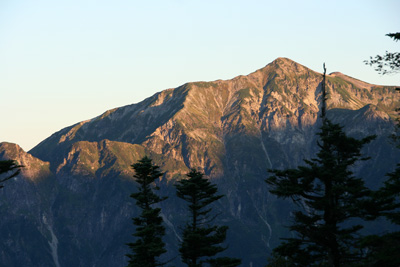 西穂山荘から見た朝日に染まる笠ヶ岳の写真