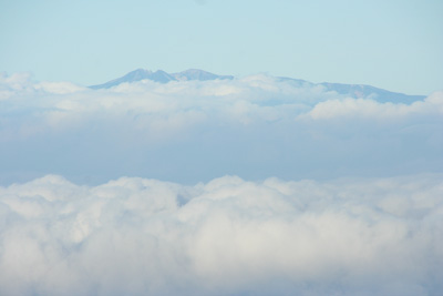 雲海の上に山頂を出した白山の写真