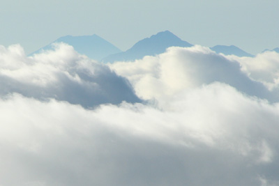 甲斐駒ヶ岳と富士山の写真