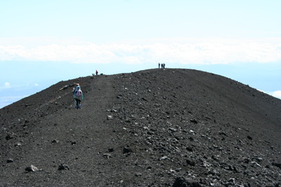 宝永山の山頂に立つ人たちの写真