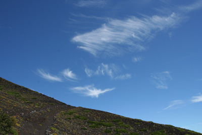 富士山の山腹と巻雲の写真