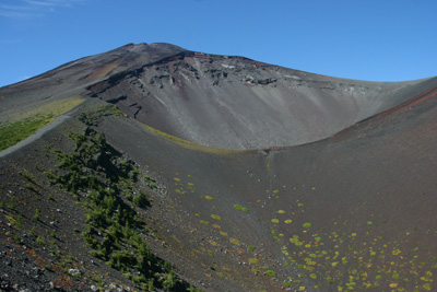 第二火口から見た第一火口と富士山の写真