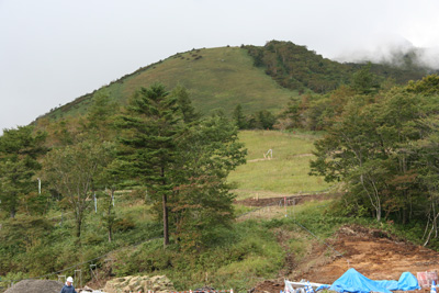 登山口から見た小丸山の写真