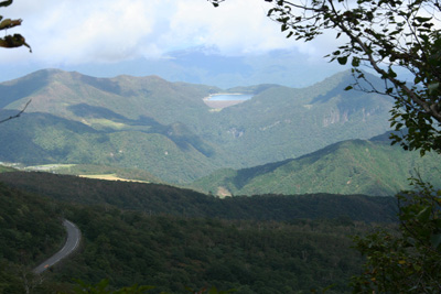 栗山ダム湖と月山、夫婦山方面の写真