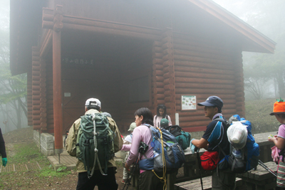 鷹ノ巣山避難小屋前での写真