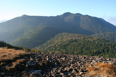 双子山から見た大岳と北横岳の写真