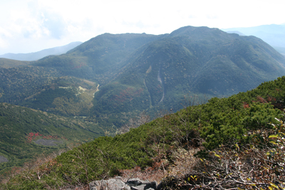 蓼科山山頂付近から見た大岳と北横岳の写真