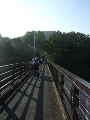 金石水管橋を渡っている写真