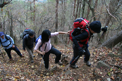杓子山への急な登りをがんばっている写真