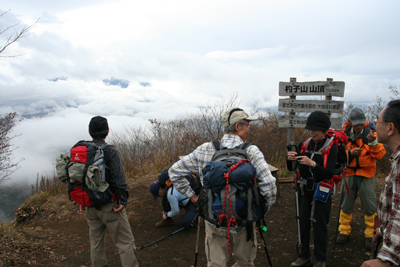 山頂から富士山の山腹が見えた写真