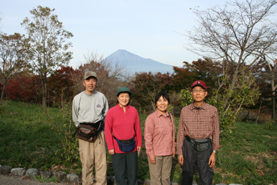 岩本山で富士山を背にした集合写真