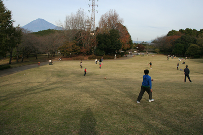 岩本山公園で遊ぶ人たちと富士山の写真