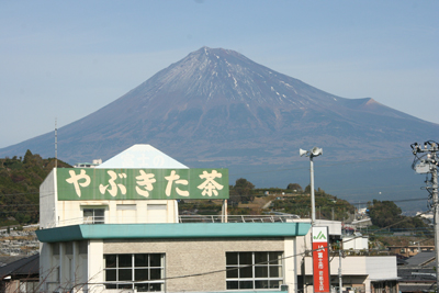 富士山と手前の富士山の看板の写真