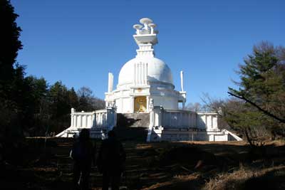 白く大きな仏舎利が聳える大寺山に到着した写真