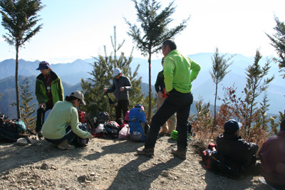 山頂で憩うメンバーの写真